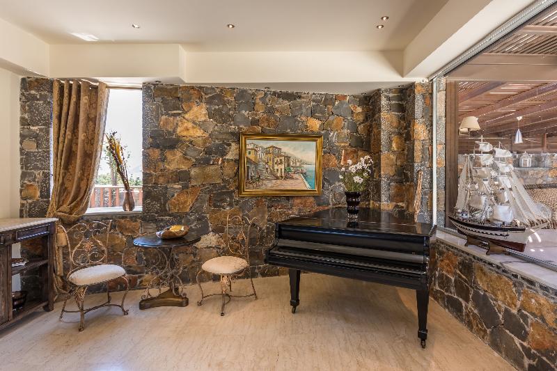 Dias Luxury Studios & Apartments