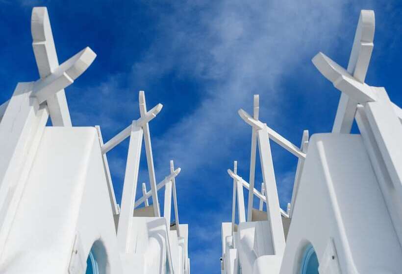 فندق Above Blue Suites