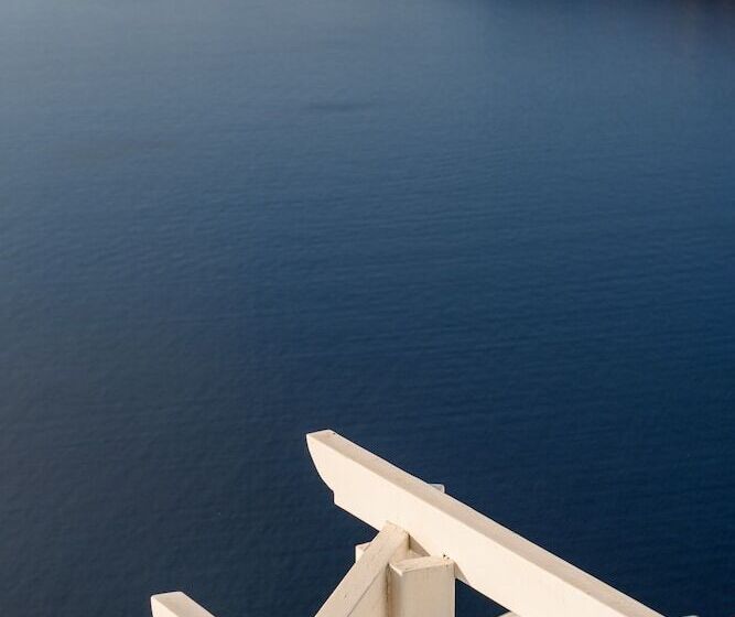 فندق Above Blue Suites