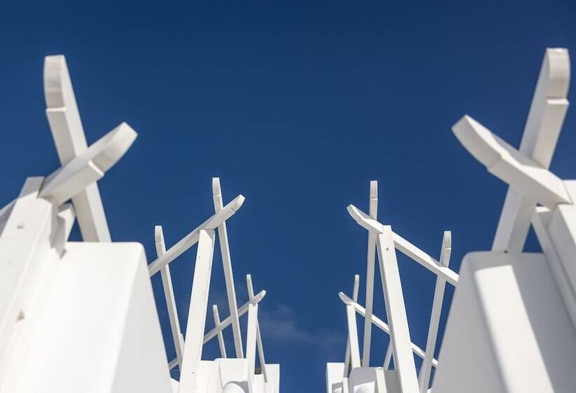 فندق Above Blue Suites