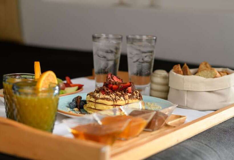 فندق Above Blue Suites