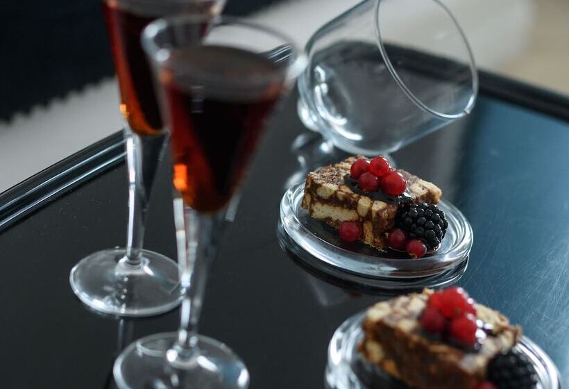 فندق Above Blue Suites