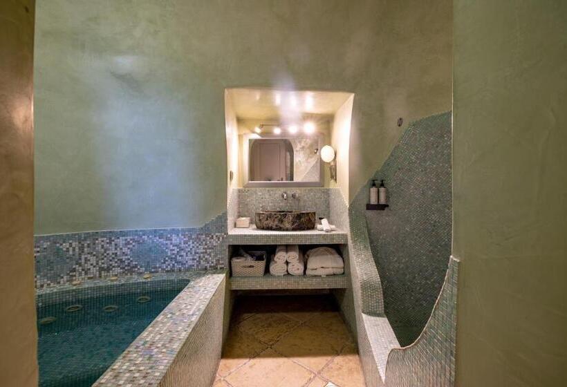 فندق Above Blue Suites