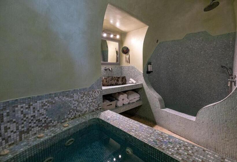 فندق Above Blue Suites