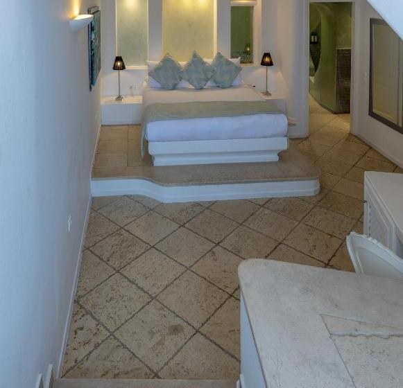 فندق Above Blue Suites