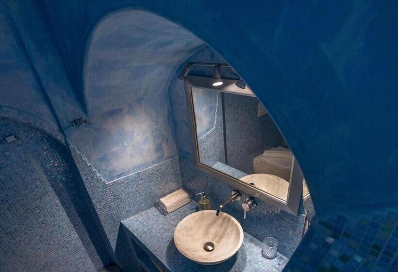 فندق Above Blue Suites