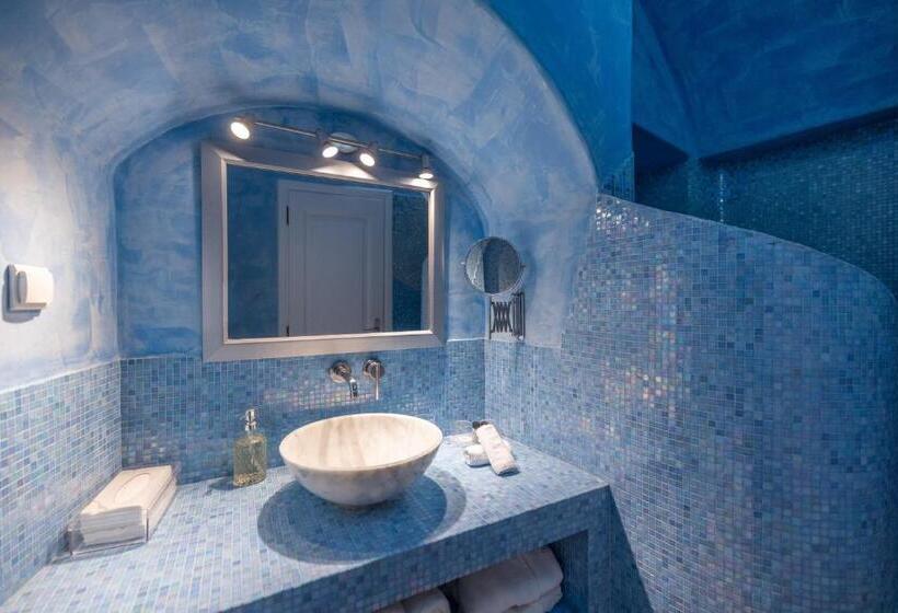 فندق Above Blue Suites