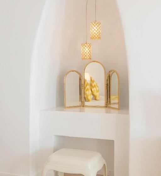 فندق Above Blue Suites