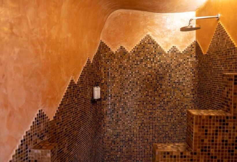 فندق Above Blue Suites