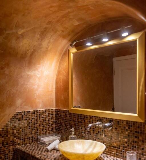 فندق Above Blue Suites