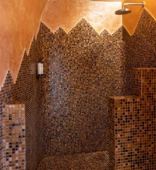 فندق Above Blue Suites