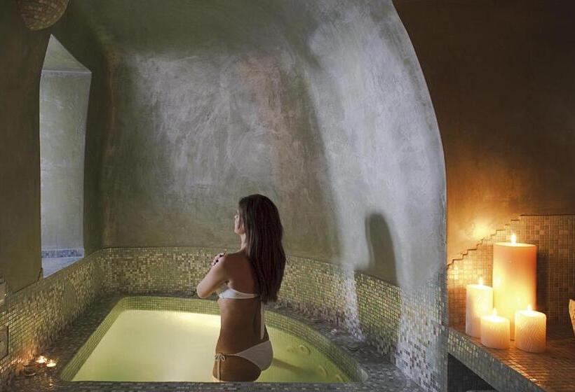 فندق Above Blue Suites