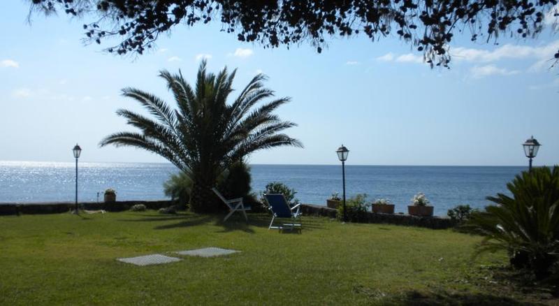 هتل Arathena Rocks