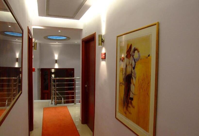 فندق Avra