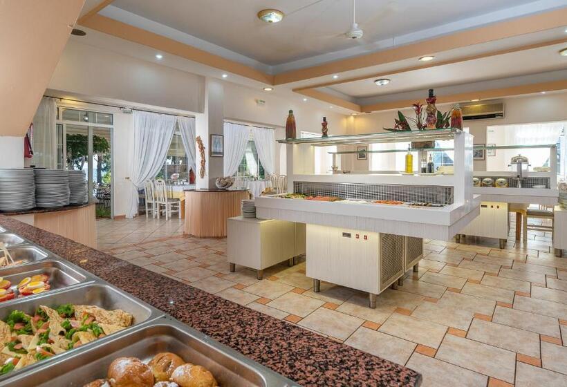 ホテル Porfi Beach