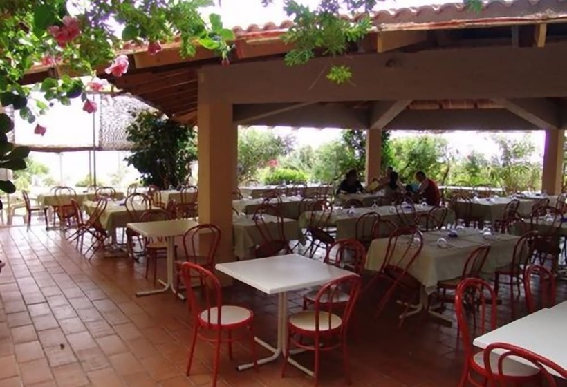 בית מלון כפרי Villaggio Porto Corallo