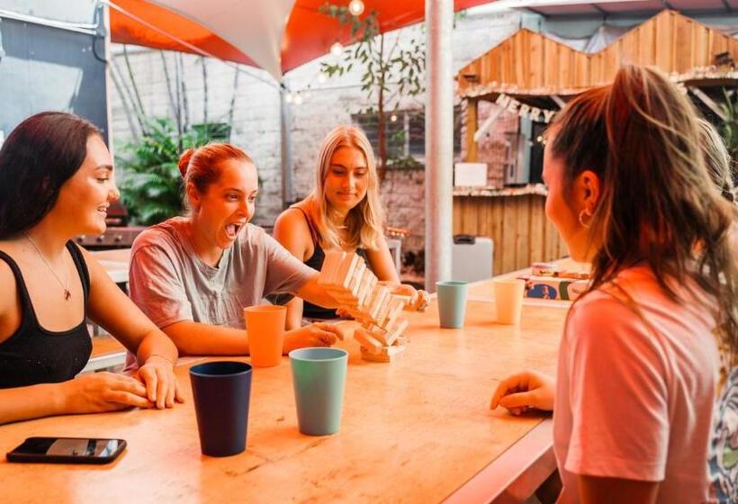 הוסטל Mad Monkey Waterfront