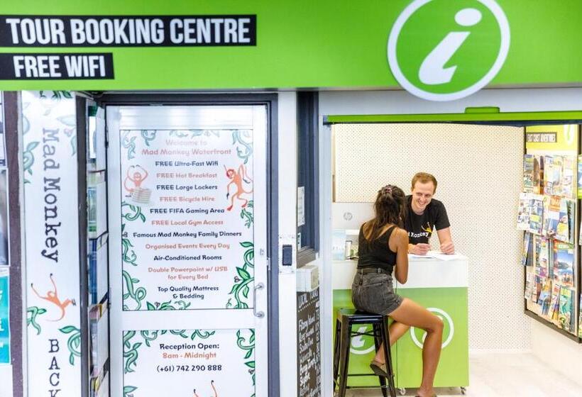 הוסטל Mad Monkey Waterfront