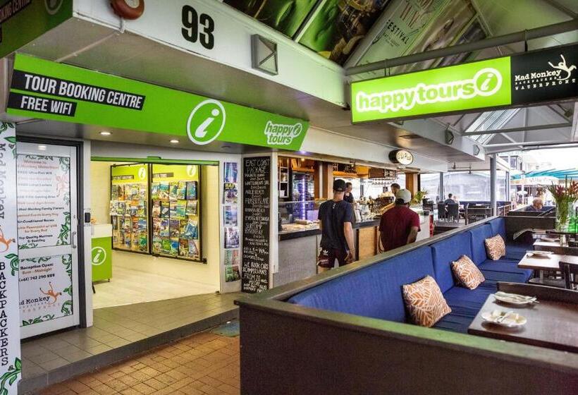 הוסטל Mad Monkey Waterfront