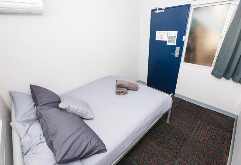 הוסטל Mad Monkey Waterfront