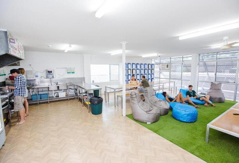 הוסטל Mad Monkey Waterfront