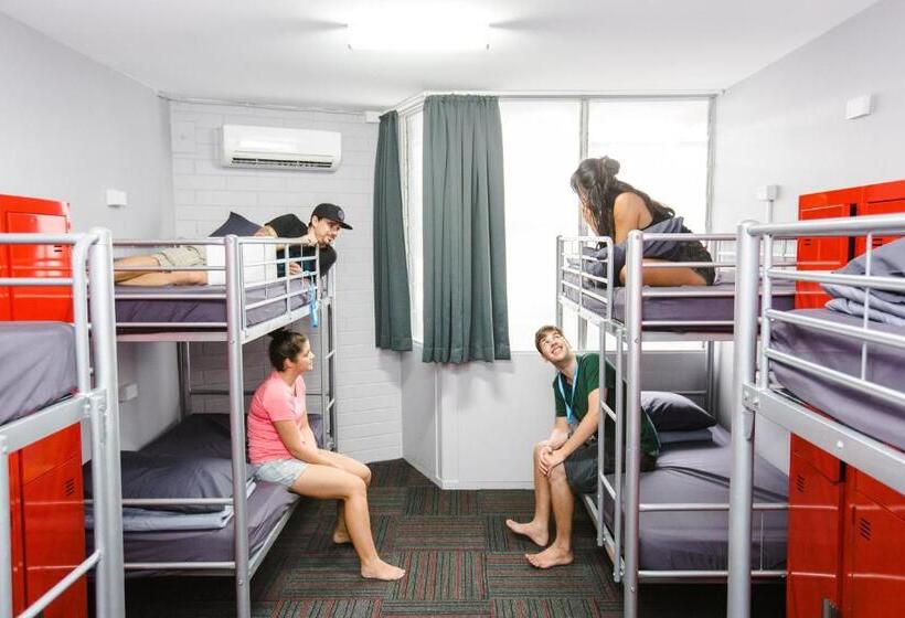 הוסטל Mad Monkey Waterfront