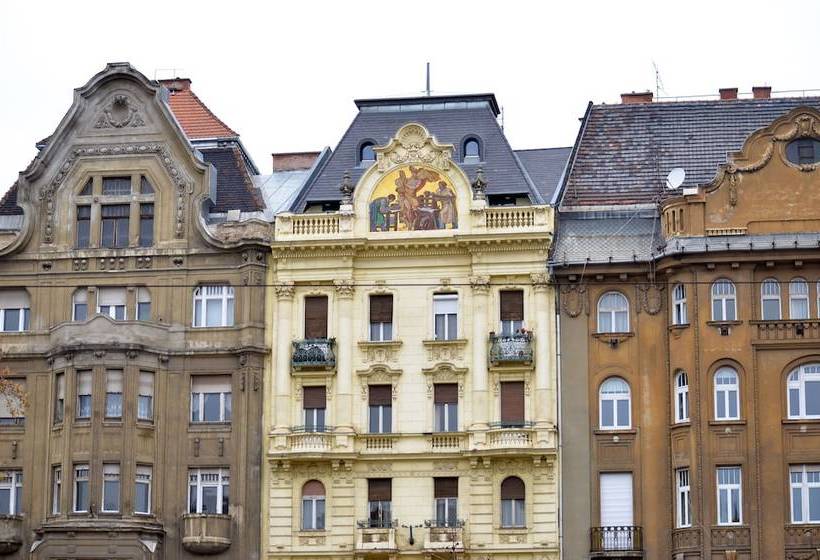 ホテル Central Square Apartments