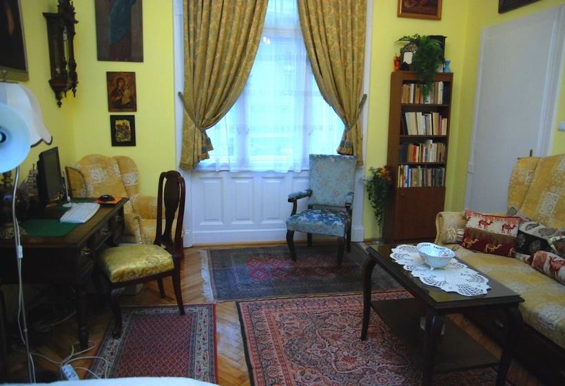 ホテル Central Square Apartments