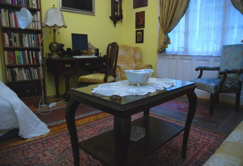 ホテル Central Square Apartments