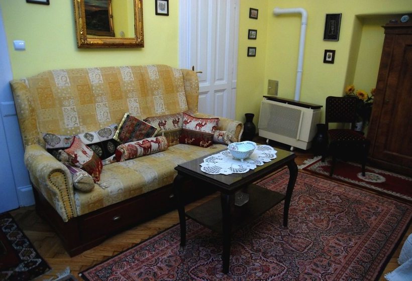 ホテル Central Square Apartments