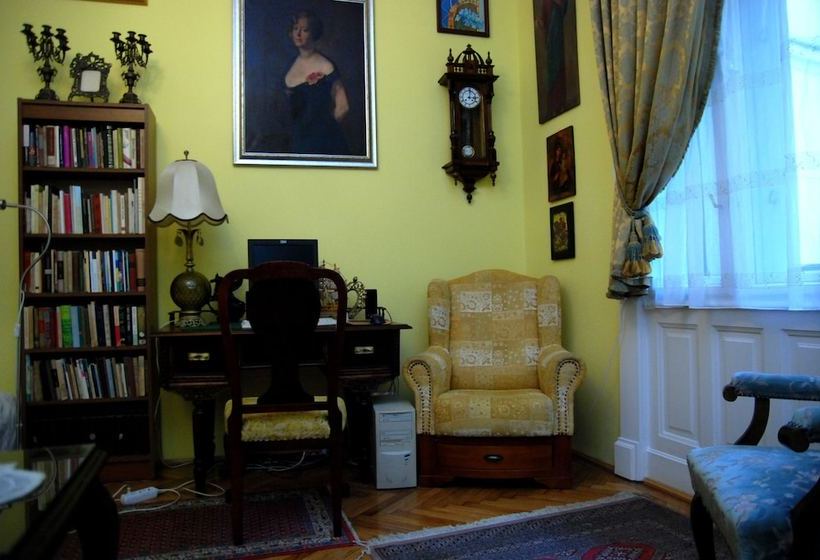 ホテル Central Square Apartments