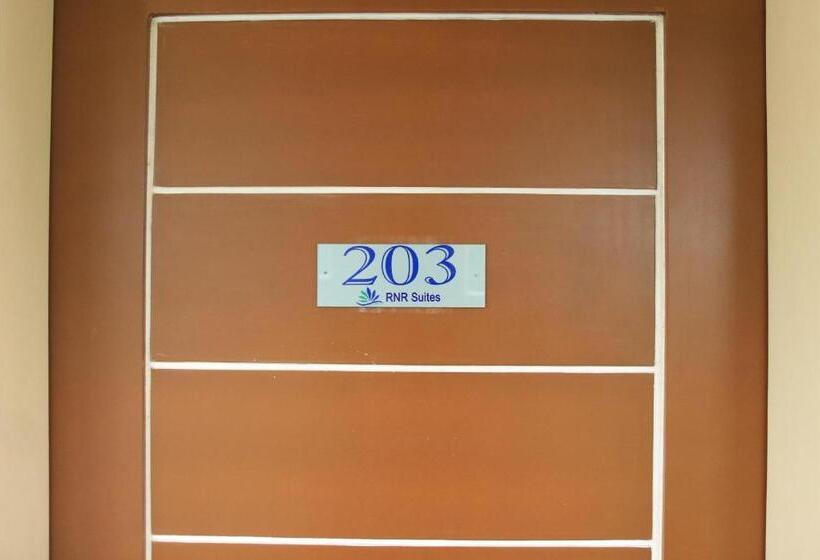 هتل Rnr Suites