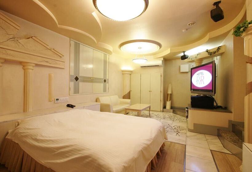 فندق Rr   Adults Only