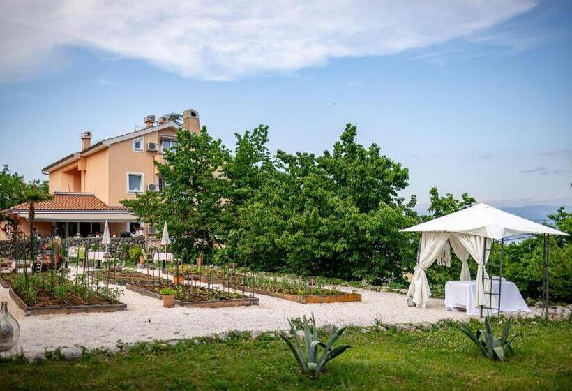 پانسیون Villa Nada