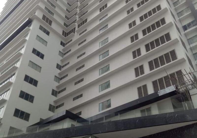 Отель Capital O 804 The Residences At Bonifacio Civic Center