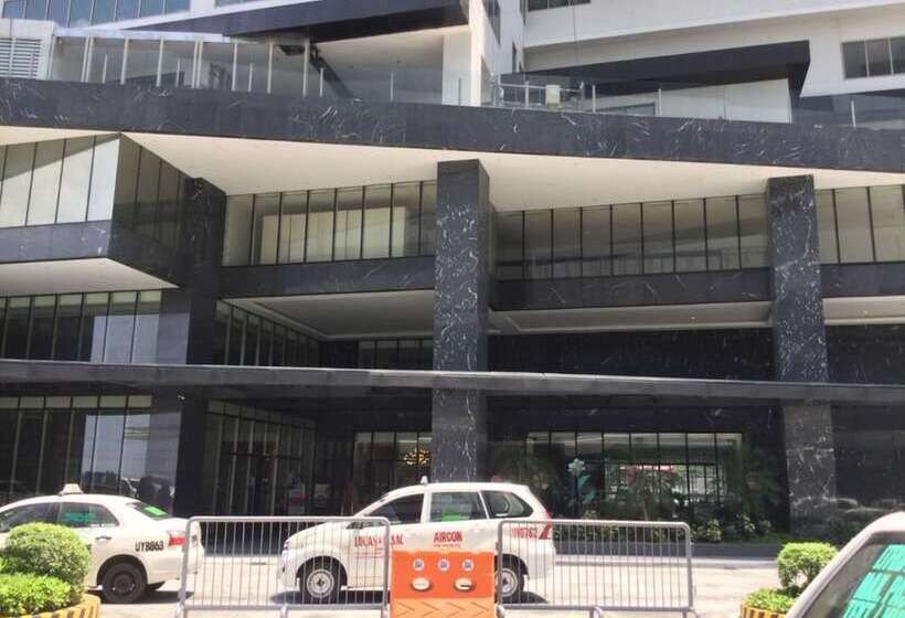 Отель Capital O 804 The Residences At Bonifacio Civic Center