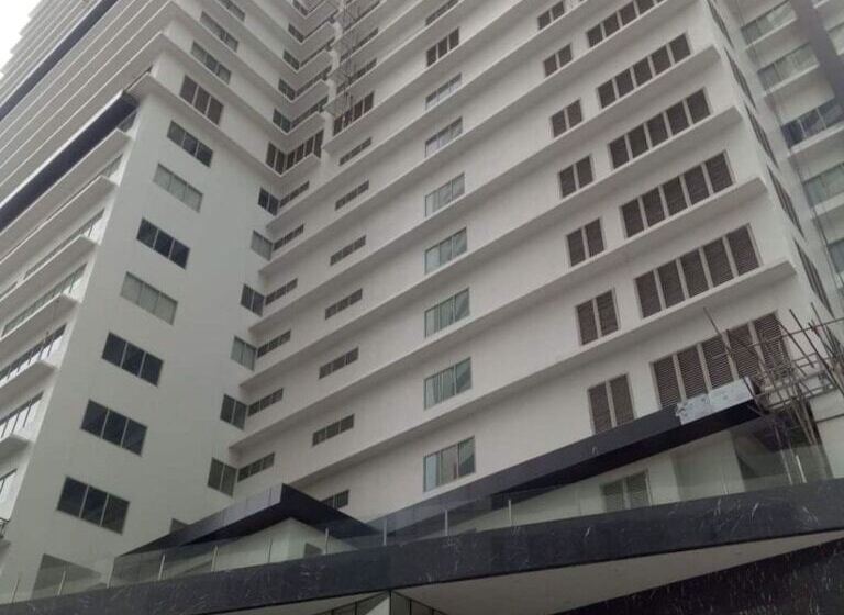 Отель Capital O 804 The Residences At Bonifacio Civic Center