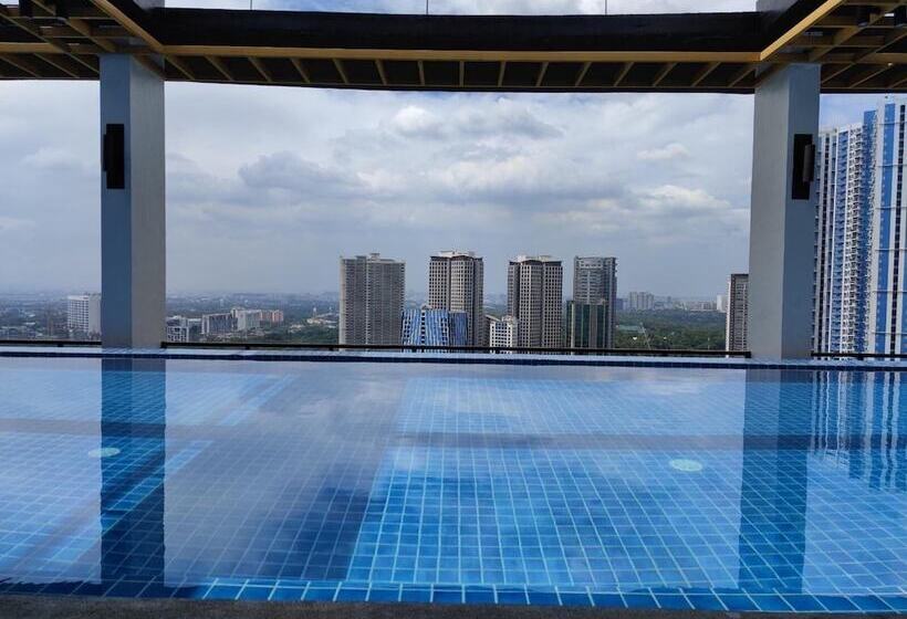 Отель Capital O 804 The Residences At Bonifacio Civic Center