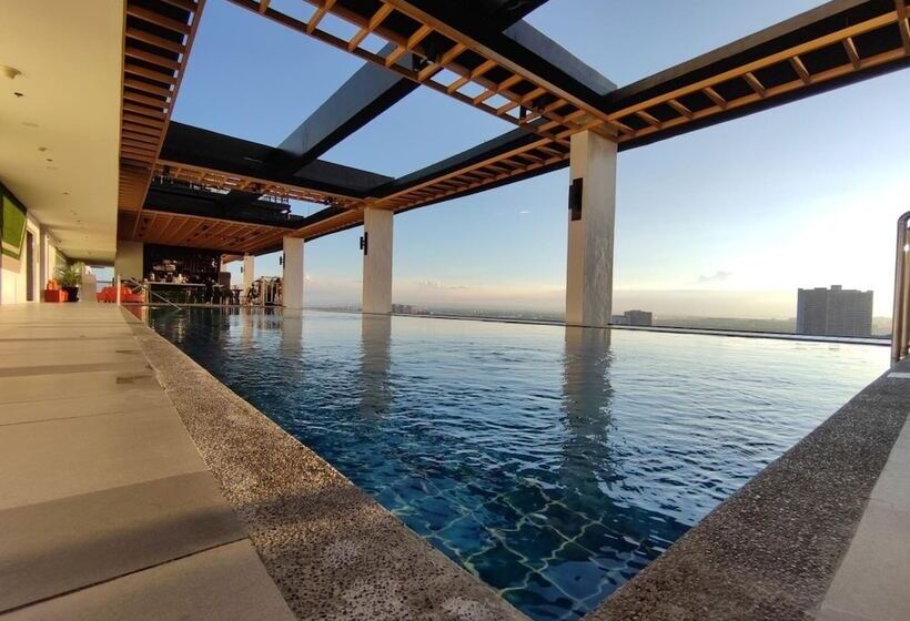 Отель Capital O 804 The Residences At Bonifacio Civic Center