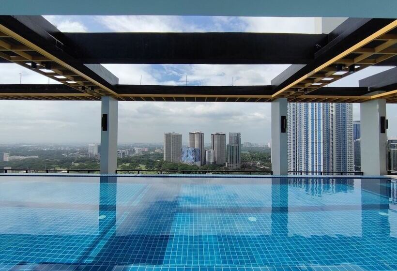 Отель Capital O 804 The Residences At Bonifacio Civic Center