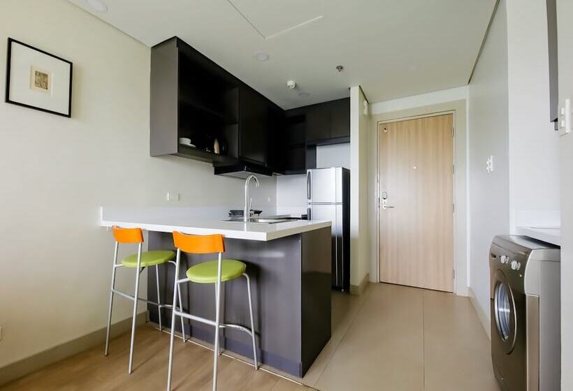 Отель Capital O 804 The Residences At Bonifacio Civic Center