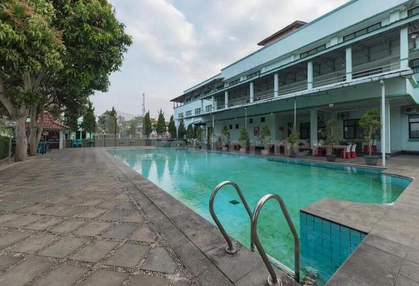 Отель Ayong Linggarjati Kuningan Mitra Reddoorz