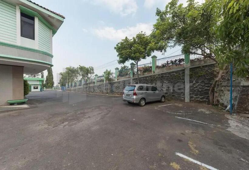 Отель Ayong Linggarjati Kuningan Mitra Reddoorz