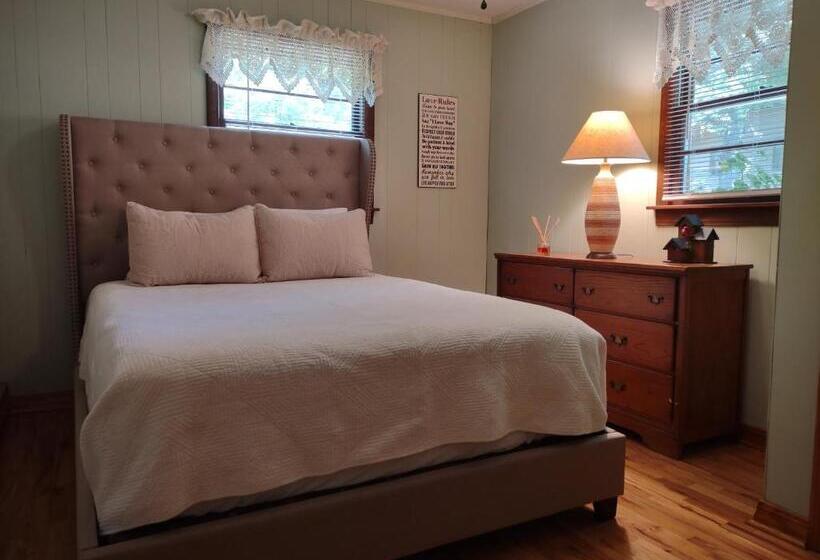 هتل Cozy Creek Cottages