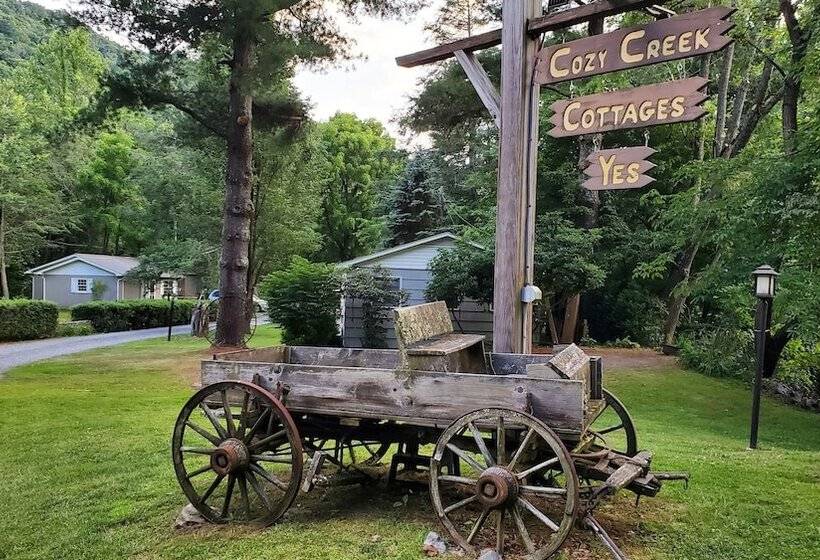 ホテル Cozy Creek Cottages
