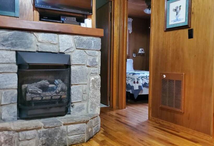 هتل Cozy Creek Cottages