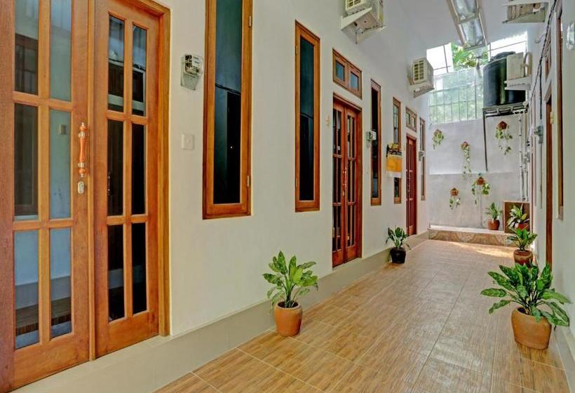 Отель Oyo 90512 Tiny House