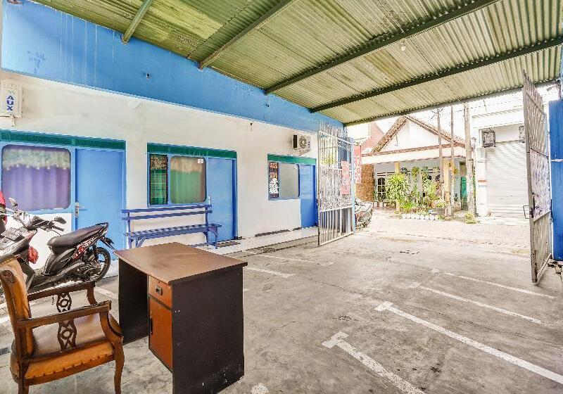 هتل Oyo 90523 Homestay Jenggolo