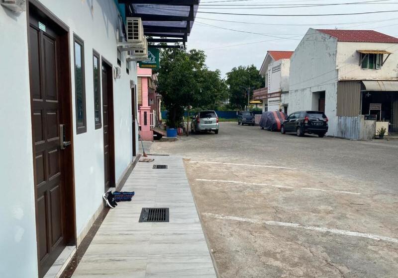 Отель Oyo 90527 Homestay 81 Baloi A