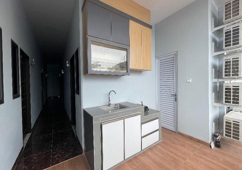 Отель Oyo 90527 Homestay 81 Baloi A